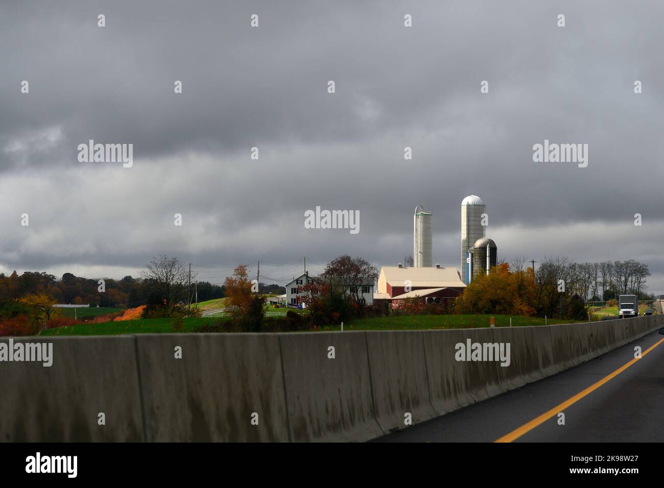 Fattorie nella campagna della Pennsylvania della contea di Lancaster, a est di Harrisburg, accanto alla i-76 Interstate PA Turnpike, Pennsylvania, Stati Uniti il 26 ottobre 2022. In due settimane gli americani si dirigono ai seggi elettorali per le elezioni di metà mandato, che potrebbero avere enormi implicazioni sulla forma della Nazione. Credit: OOGImages/Alamy Live News Foto Stock