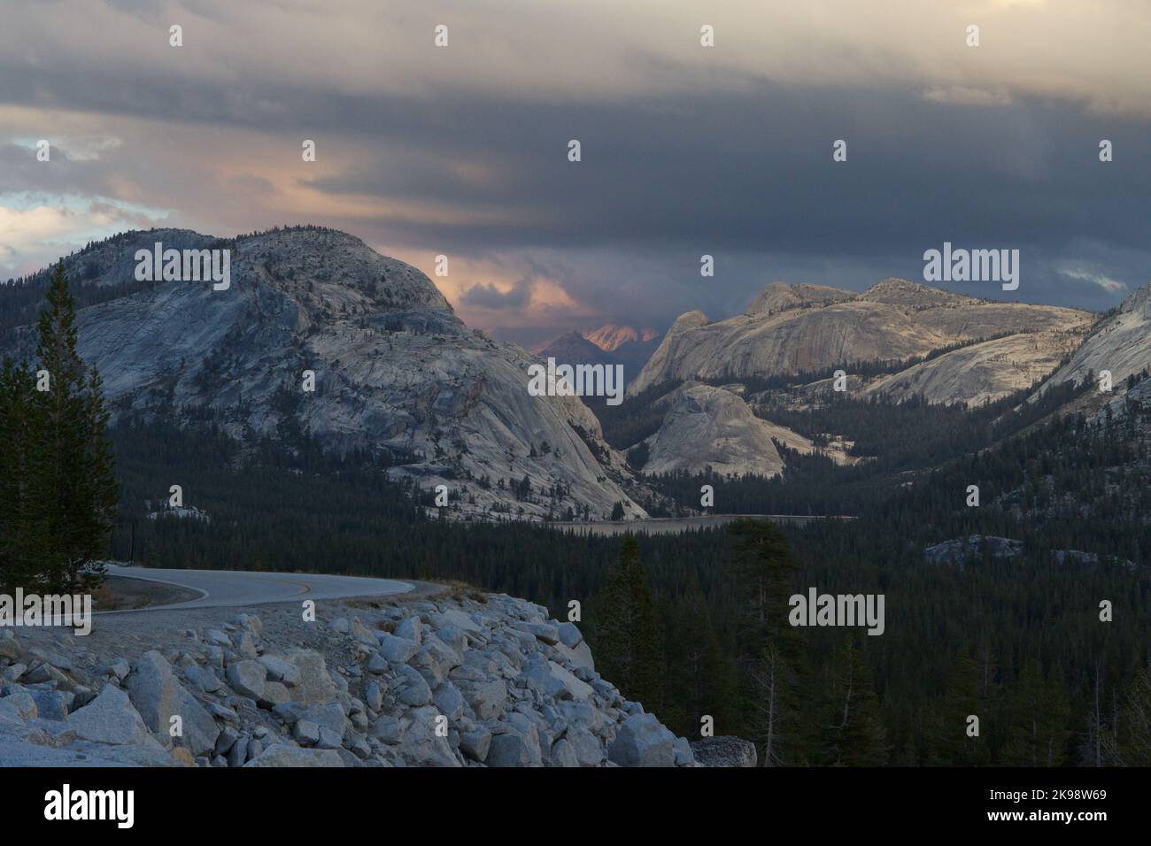 Le montagne orientali della Sierra Nevada che si affacciano ad est lungo il tioga Pass California state Highway 120 nel parco nazionale di Yosemite. Foto Stock