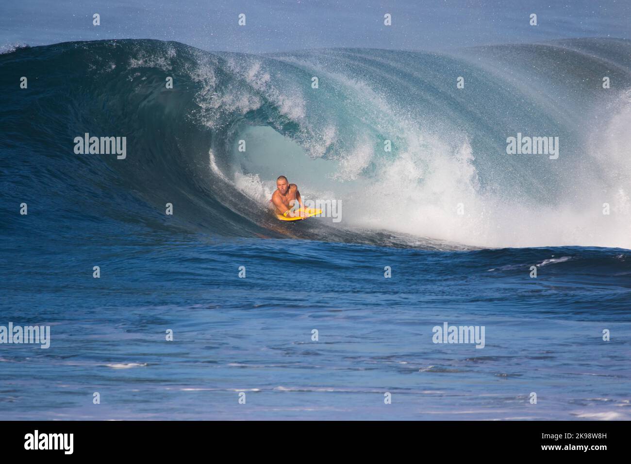 Bodyboarder cavalcando un'onda in una pausa conosciuta come cilindri al Wedge Newport Beach California ; USA Foto Stock
