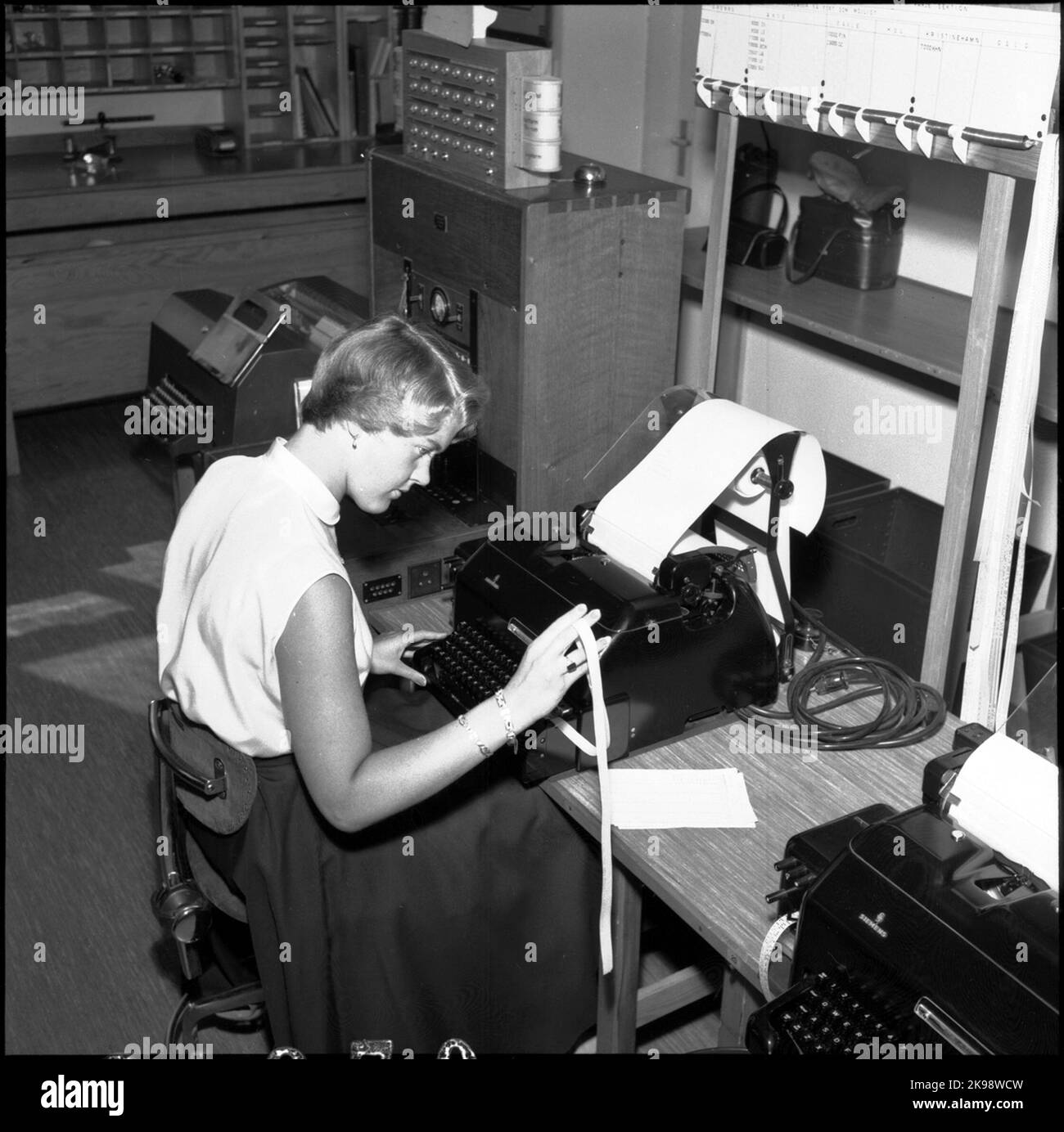 Donna che lavora con lo stabilimento telex della stazione centrale di Stoccolma. Foto Stock Donna che lavora con lo stabilimento telex della stazione centrale di Stoccolma. Foto Stock