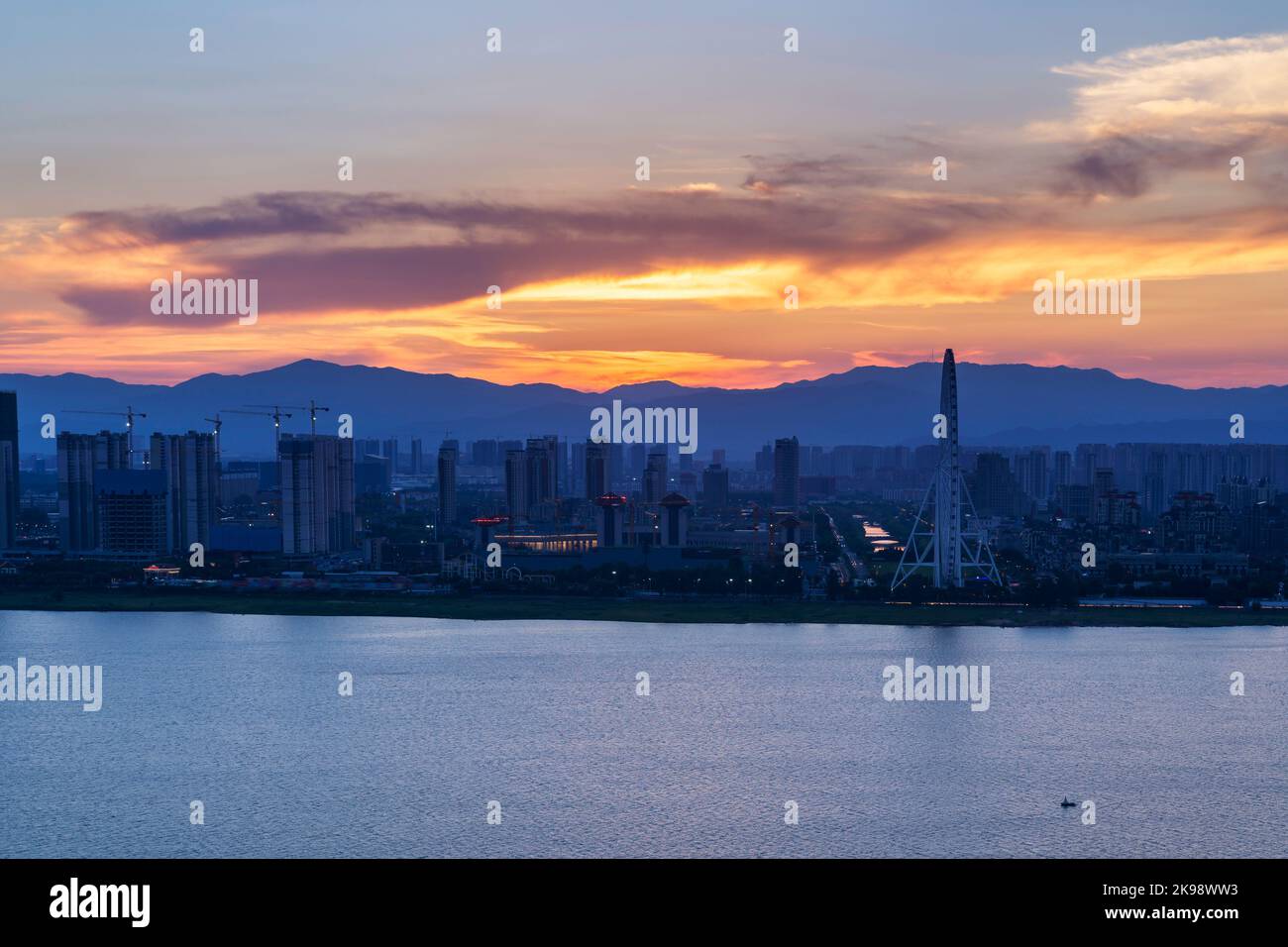 Tramonto sulla città in Cina Foto Stock