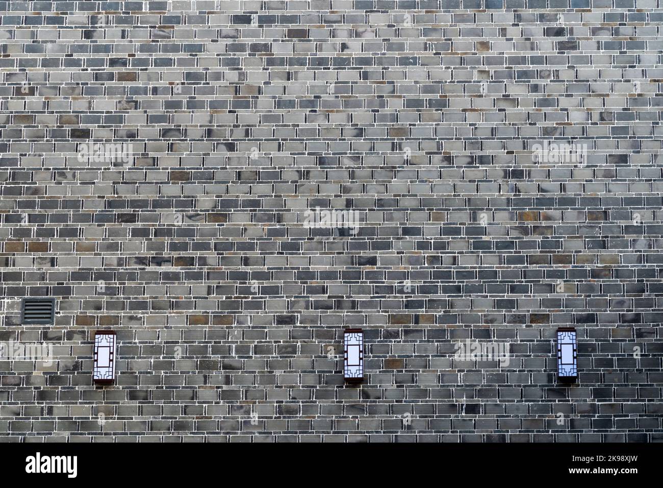vecchia parete nera in città Foto Stock