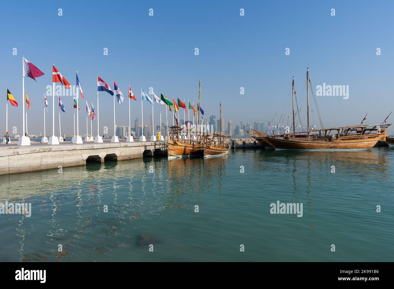 Bandiere di nazioni qualificate per la Coppa del mondo Qatar 2022 issate a Doha Corniche, Qatar, Medio Oriente. Foto Stock