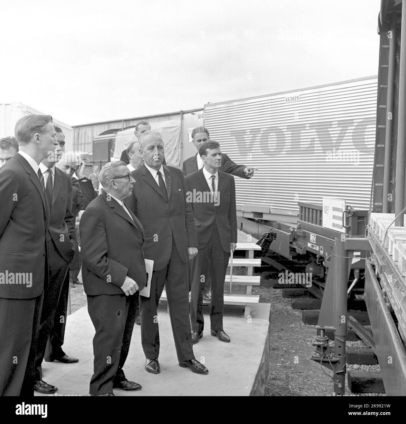 Terza Fiera Internazionale del traffico a Stoccolma. Segretario della città al Ministero delle Comunicazioni, Lars Petersson, 1st da sinistra. Ministro delle Comunicazioni, Gösta Skoglund, 3rd da sinistra con gli occhiali Foto Stock