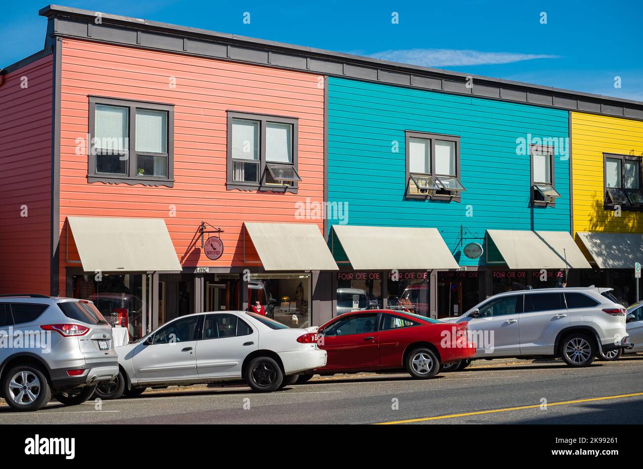Negozi colorati, dettagli esterni degli edifici sulla 1st Avenue a Ladysmith, British Columbia, Canada-Ottobre 6,2022-Foto di viaggio, vista sulla strada Foto Stock
