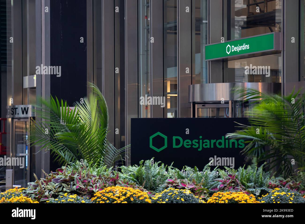 Il logo del Desjardins Group si trova davanti a un edificio di uffici nel centro di Toronto. Foto Stock