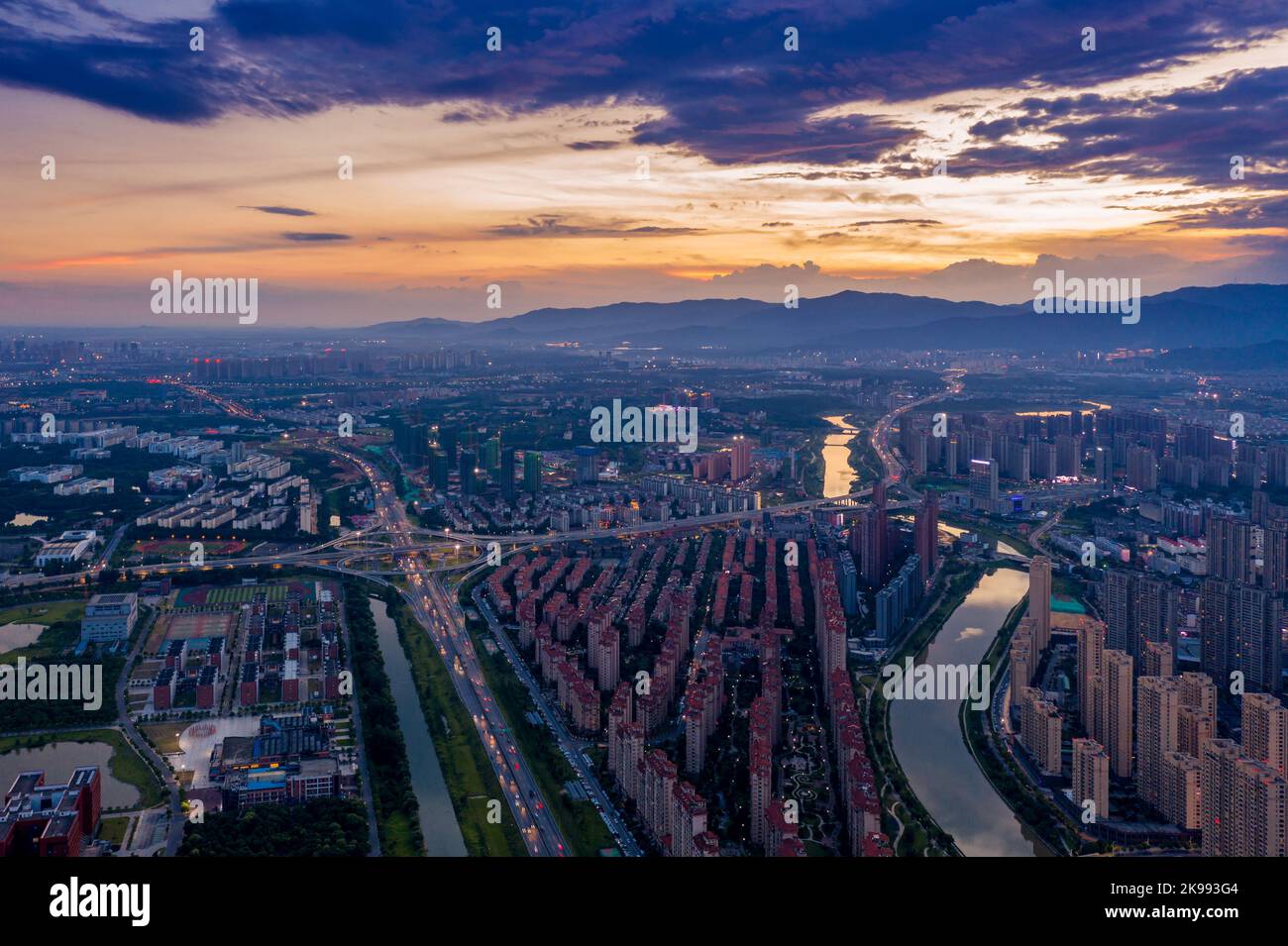 Paesaggio urbano e tramonto di sera in Cina Foto Stock