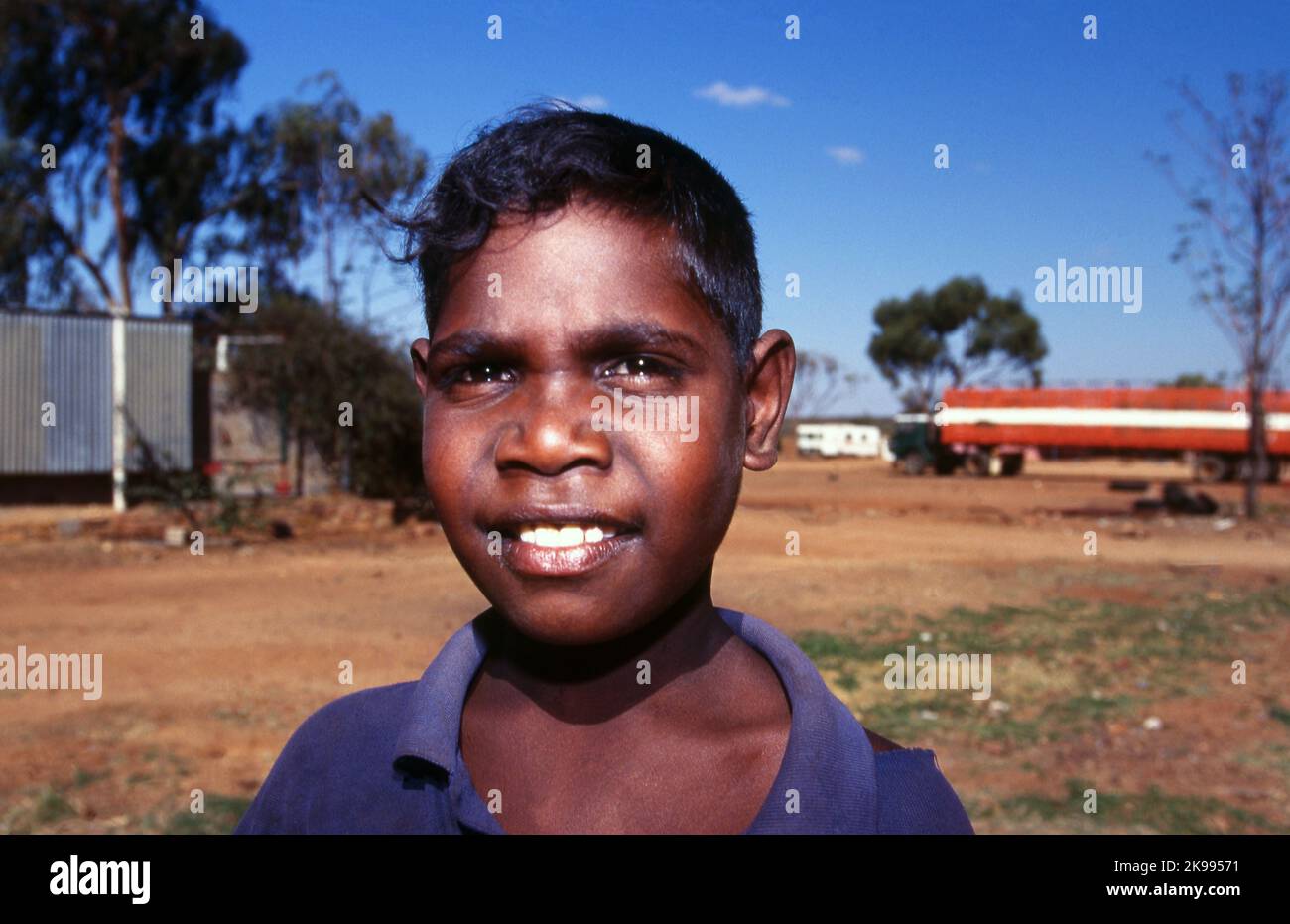 Giovane ragazzo aborigena, YUELAMU comunità aborigena (MOUNT ALLAN SCUOLA) Territorio del Nord, l'Australia. Foto Stock