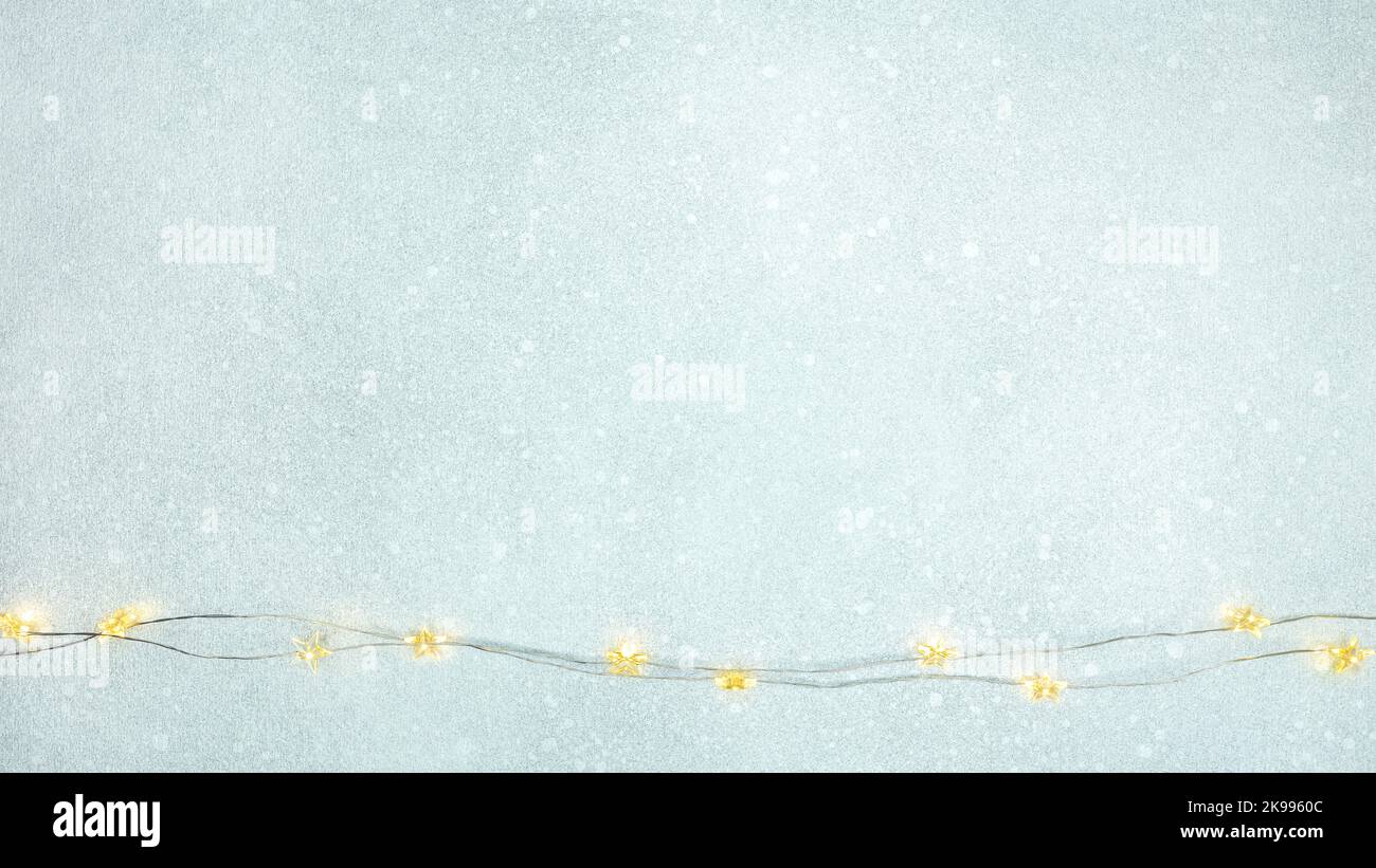 luci di ghirlanda di stelle scintillanti su sfondo argento festivo. contorno natalizio. Foto Stock