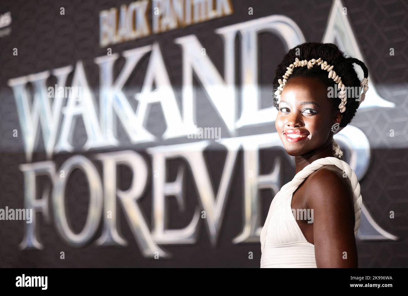 Il membro del cast Lupita Nyong'o partecipa a una prima del film Black Panther: Wakanda Forever a Los Angeles, California, Stati Uniti, 26 ottobre 2022. REUTERS/Mario Anzuoni IMMAGINI TPX DEL GIORNO Foto Stock