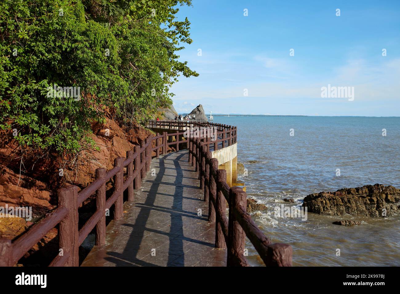 La passerella lungomare lungo il bordo del mare al Parco Nazionale di Mu Ko Phetra in Thailandia Foto Stock