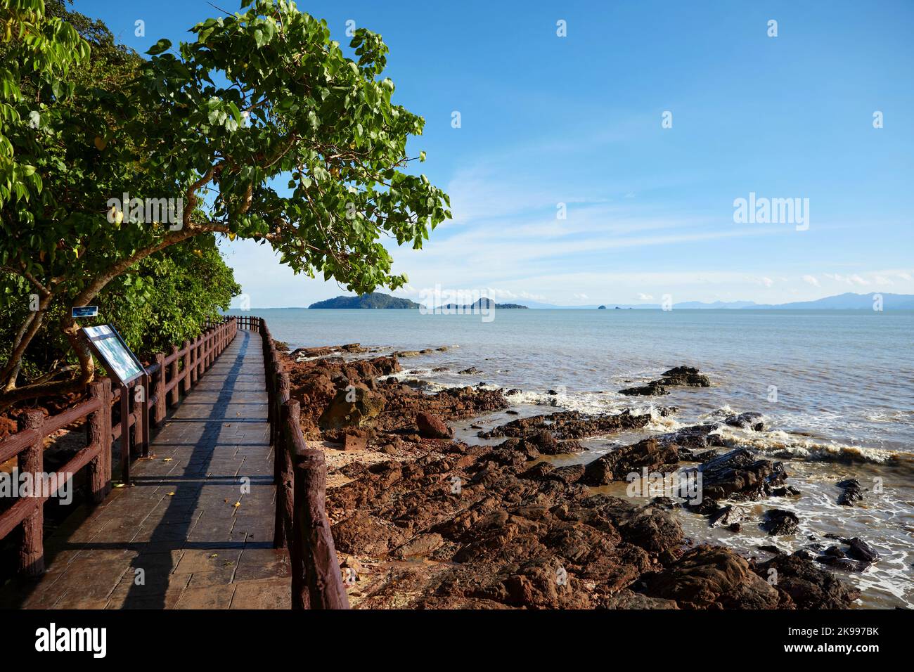 La passerella lungomare lungo il bordo del mare al Parco Nazionale di Mu Ko Phetra in Thailandia Foto Stock