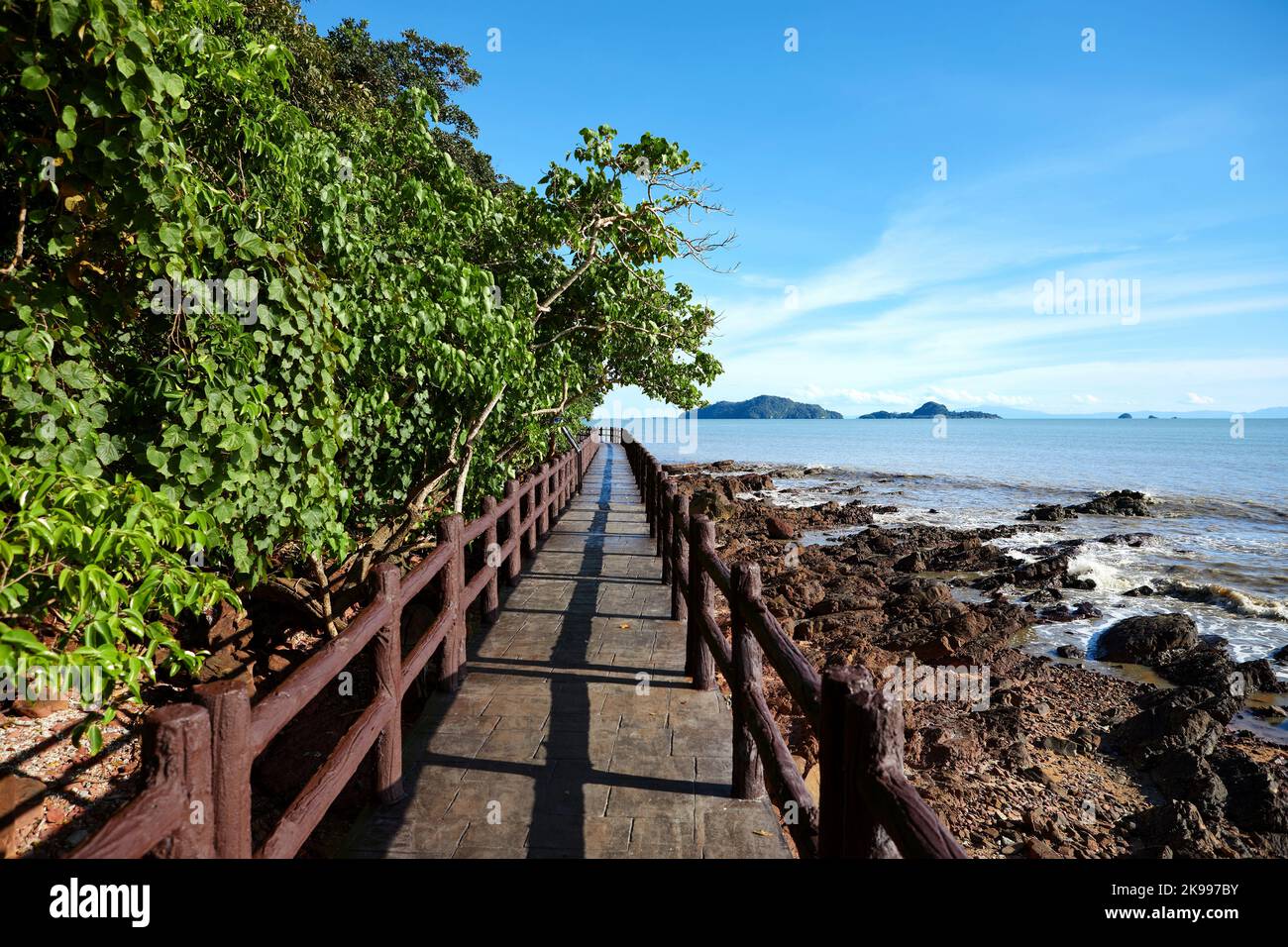 La passerella lungomare lungo il bordo del mare al Parco Nazionale di Mu Ko Phetra in Thailandia Foto Stock