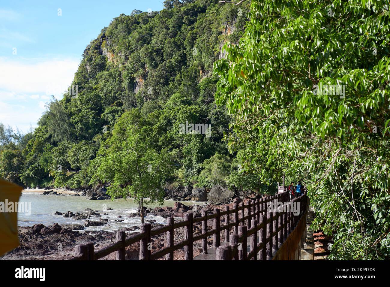 La passerella lungomare lungo il bordo del mare al Parco Nazionale di Mu Ko Phetra in Thailandia Foto Stock