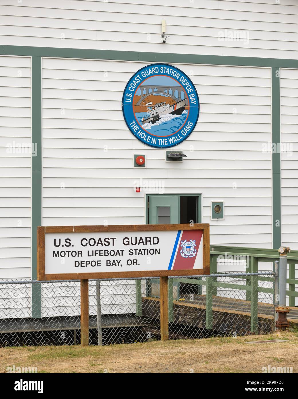 Depoe Bay, OR, USA - 15 settembre 2022; cartello e logo per la US Coast Guard Motor Lifevyvant Station, Depoe Bay, Oregon - The Hole in the Wall Gang Foto Stock