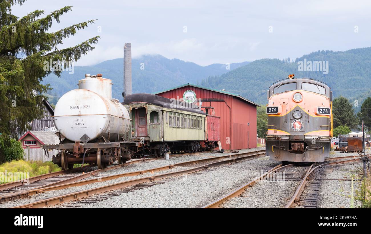 Garibaldi, OR, USA - 14 settembre 2022; locomotiva della Oregon Coast Scenic Railroad presso il deposito Garibaldi Foto Stock