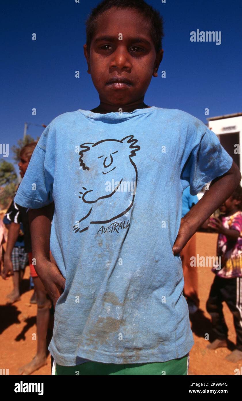 Giovane ragazzo aborigena, YUELAMU comunità aborigena (MOUNT ALLAN SCUOLA) Territorio del Nord, l'Australia. Foto Stock