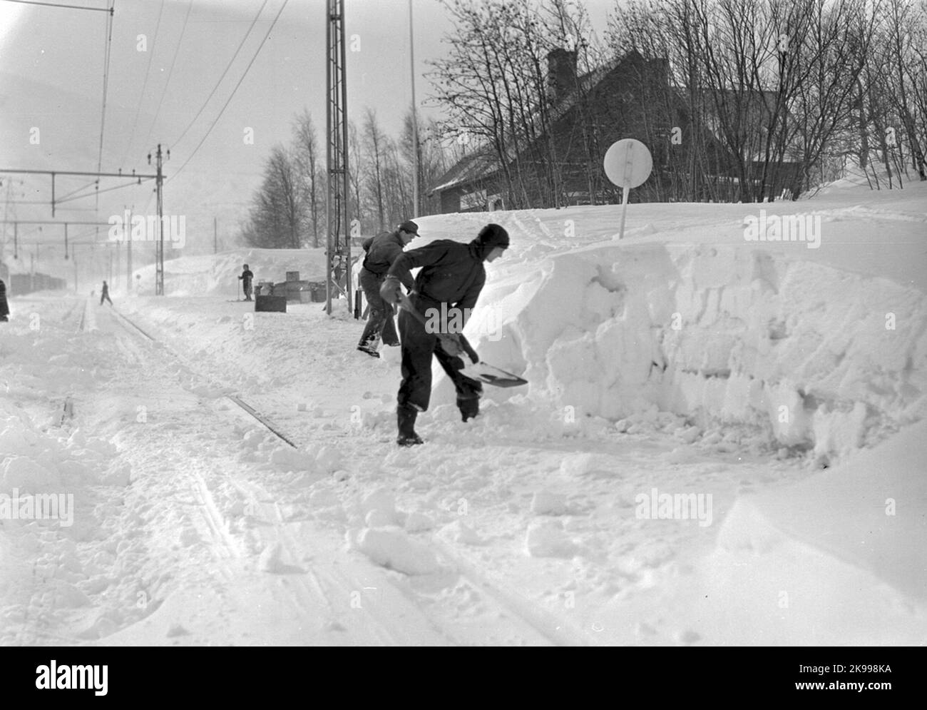 Rimozione della neve alla stazione ferroviaria di Björkliden. Foto Stock