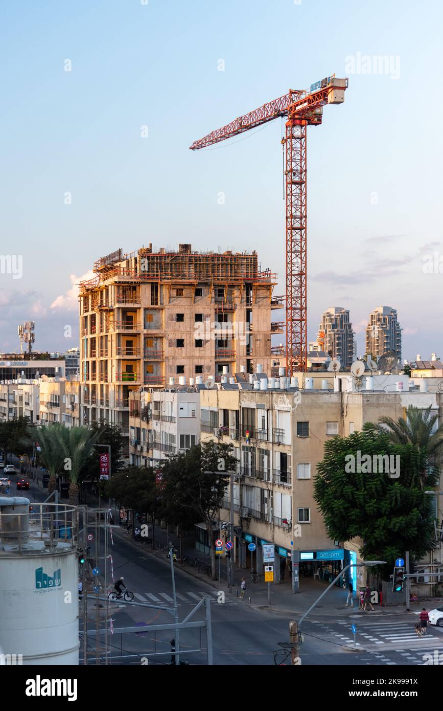 TEL AVIV, ISRAELE - MAGGIO 01 2022: Lavori di costruzione su Ibn Gvirol Street. Rinnovi urbani e costruzione di ferrovie leggere. Scavi su rotaia leggera. TMA38. Foto di alta qualità Foto Stock