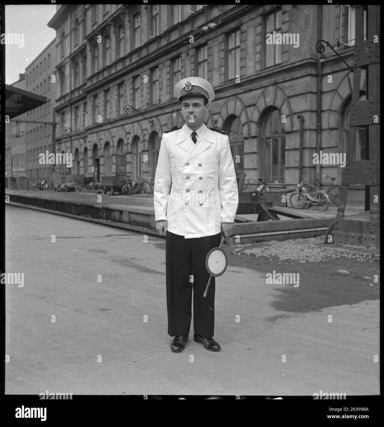 Un treno più chiaro ha la responsabilità di garantire che il calendario e il sistema ferroviario siano mantenuti ed è quello che valuta quali misure dovrebbero essere adottate in caso di deviazioni nel traffico ferroviario. Sui dispositivi di pulizia dei treni, l'uniforme estiva ha su di esso. Foto Stock