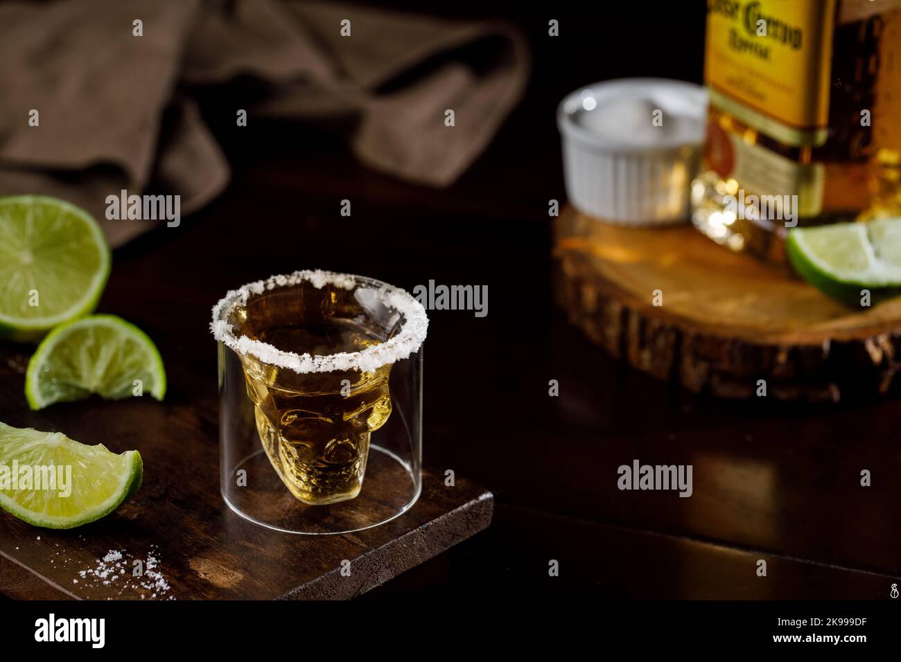 tequila servita sul bicchiere del cranio con limone e sale Foto Stock