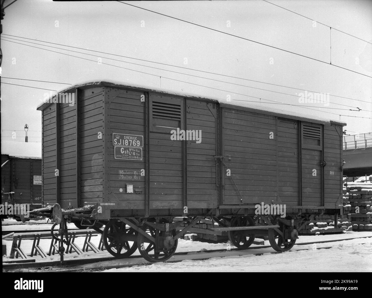 Ferrovie statali, SJ GSH 18769. Carrello chiuso. Un carro più vecchio con cesto di legno e porte scorrevoli. Vagoni come quello nella foto sono stati spesso frenati manualmente e avevano una piccola piattaforma con un volante che sarebbe stato serrato dal freno quando la locomotiva ha dato il segnale. Foto Stock