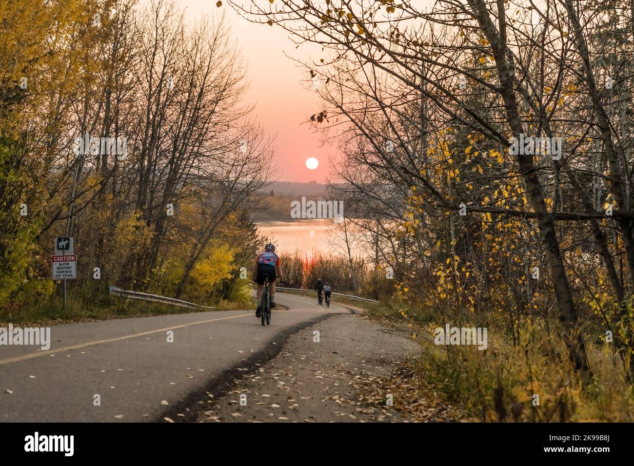 Edmonton, Canada, 18 ottobre 2022: Vista sul fiume North Saskatchewan al tramonto in foschia dal sentiero del parco di Keillor Road Foto Stock
