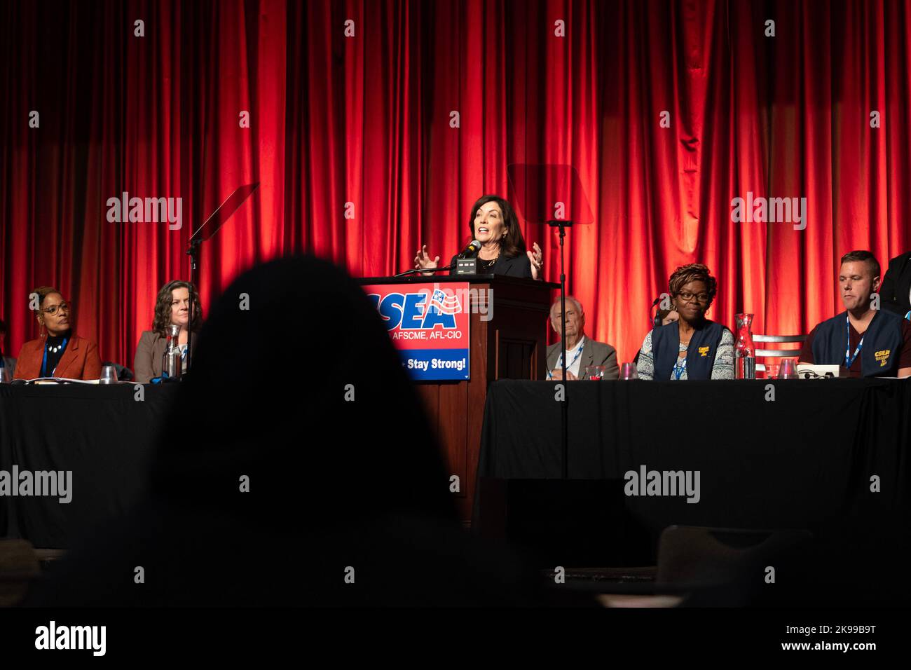 New York, Stati Uniti. 26th Ott 2022. Il governatore Kathy Hochul consegna le sue osservazioni alla Convenzione CSEA (Civil Service employees Association) durante la campagna elettorale a Sheraton Midtown (Foto di Lev Radin/Pacific Press) Credit: Pacific Press Media Production Corp./Alamy Live News Foto Stock