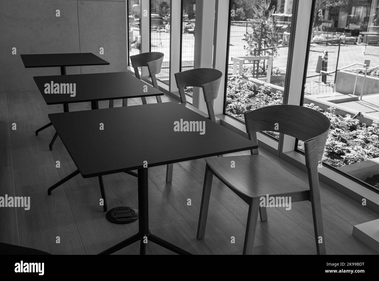 Vuota aula moderna o aula di formazione con sedie e tavoli. Tavolo per conferenze, sedie nella hall. Nessuno, fuoco selettivo Foto Stock