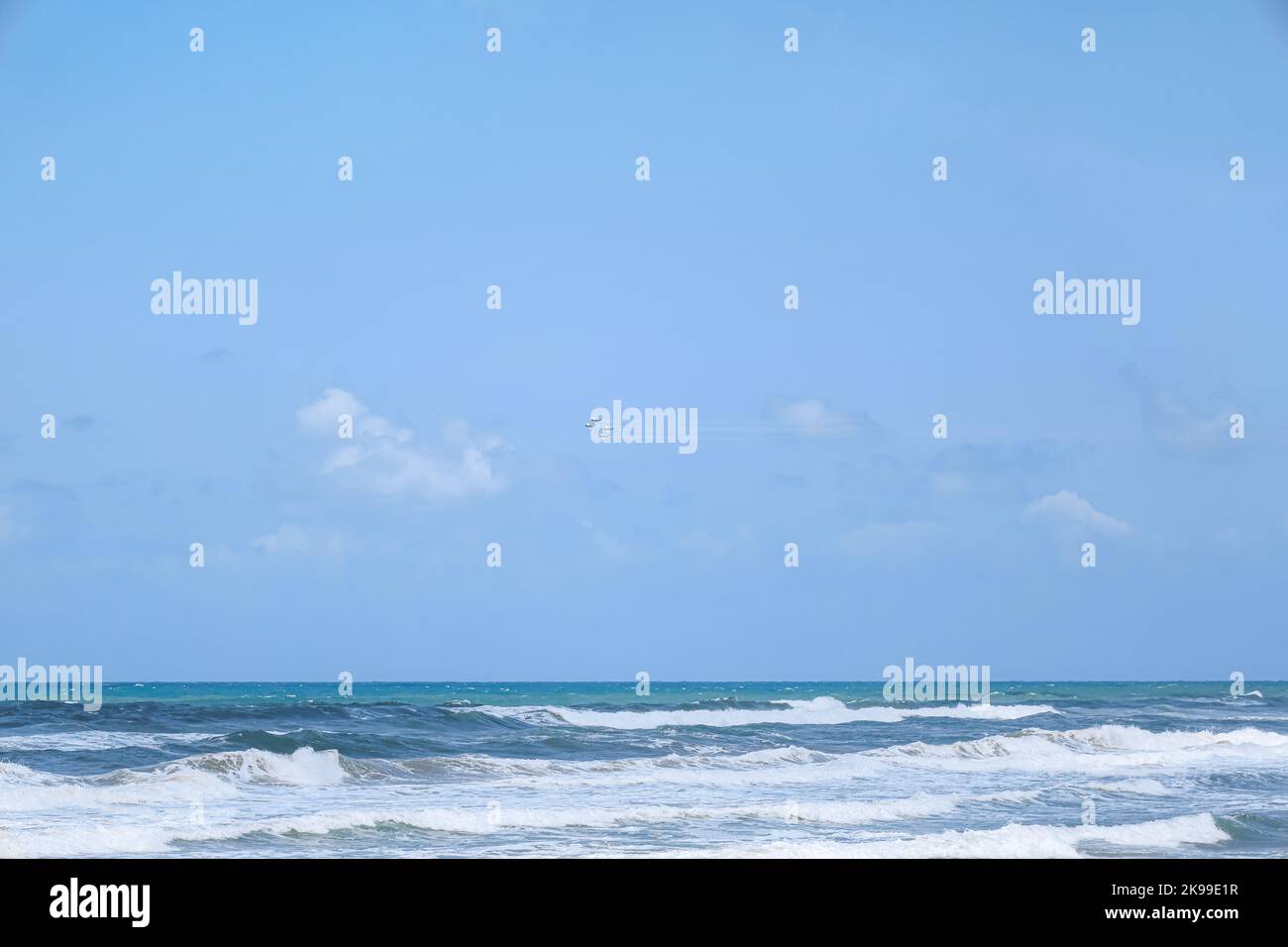 Vista sul mare e sul cielo con aerei volanti Foto Stock