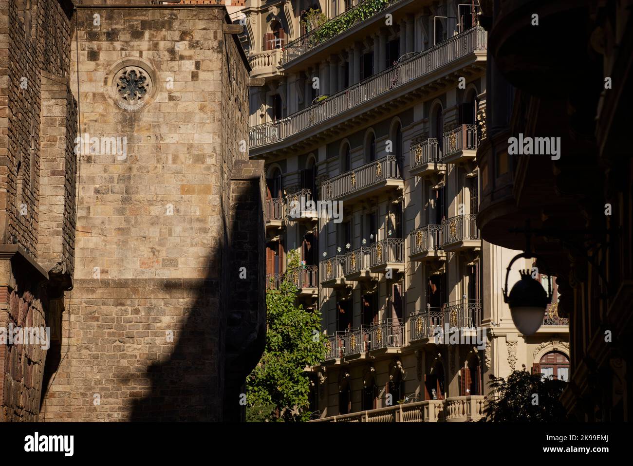 Catalonia capitale Barcellona in Spagna. Appartamento tipico balcone finestre Foto Stock