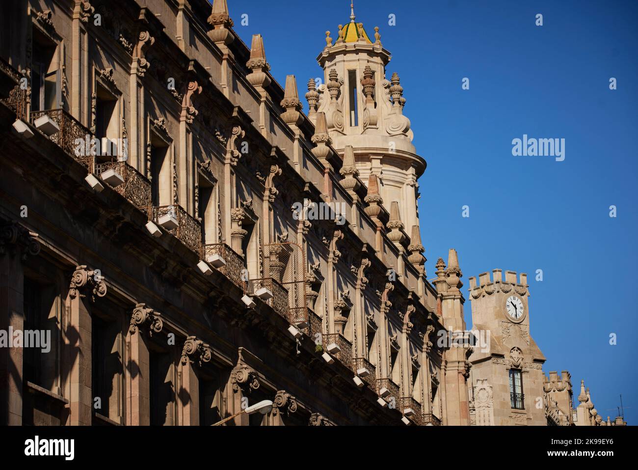 Catalonia capitale Barcellona in Spagna. Hotel Colonial Barcelona guardando su Via Laietana Foto Stock