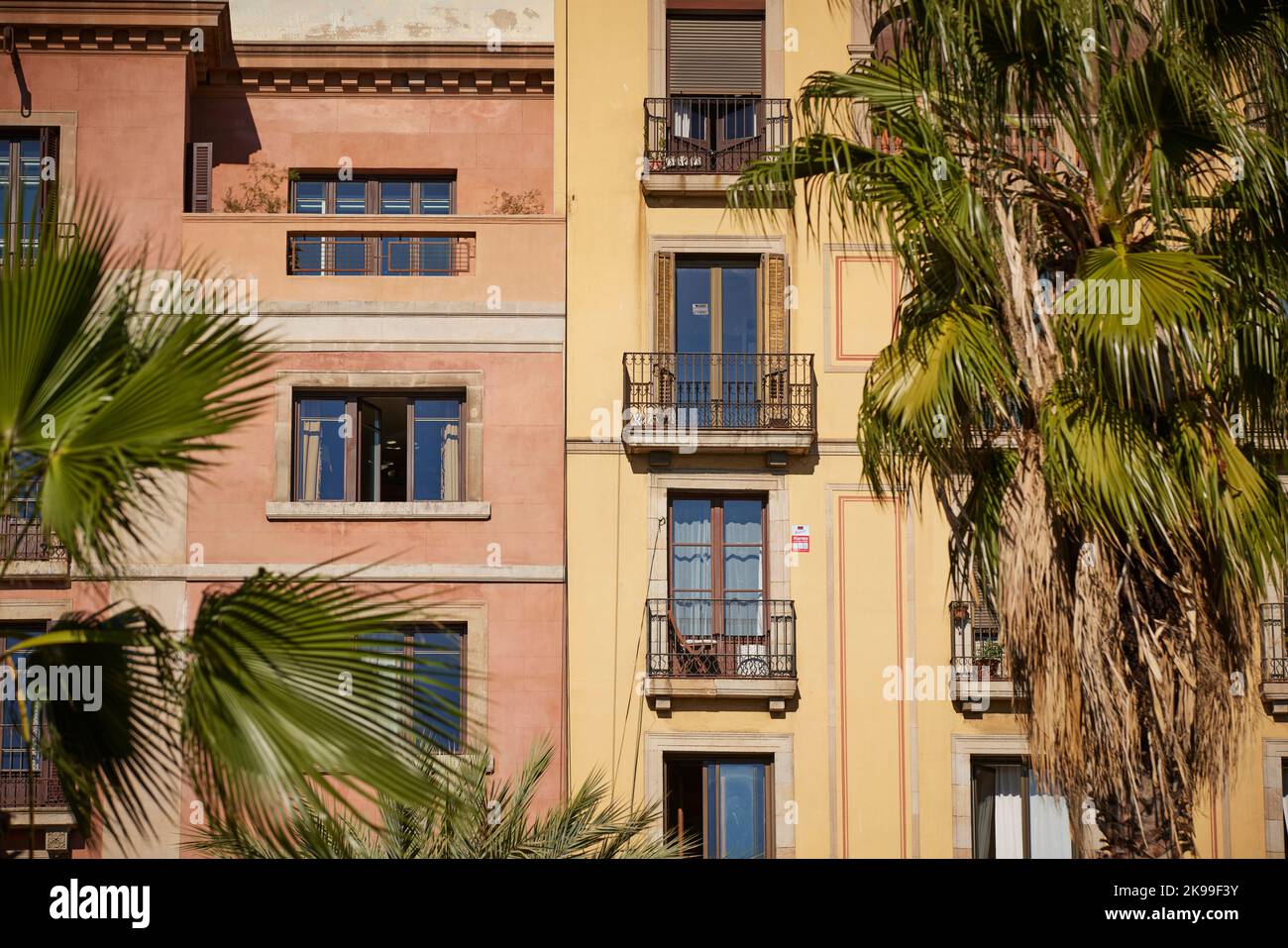 La capitale della Catalogna Barcellona in Spagna. Appartamenti con balcone tipici lungo il lungomare presso il porto turistico Foto Stock