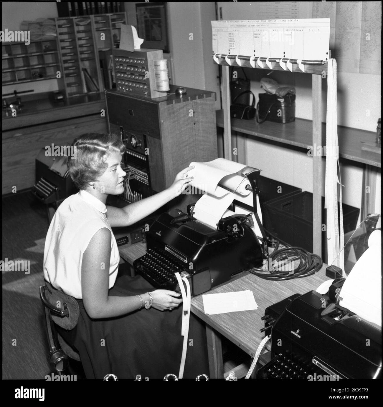 Donna che lavora con lo stabilimento telex della stazione centrale di Stoccolma. Foto Stock Donna che lavora con lo stabilimento telex della stazione centrale di Stoccolma. Foto Stock