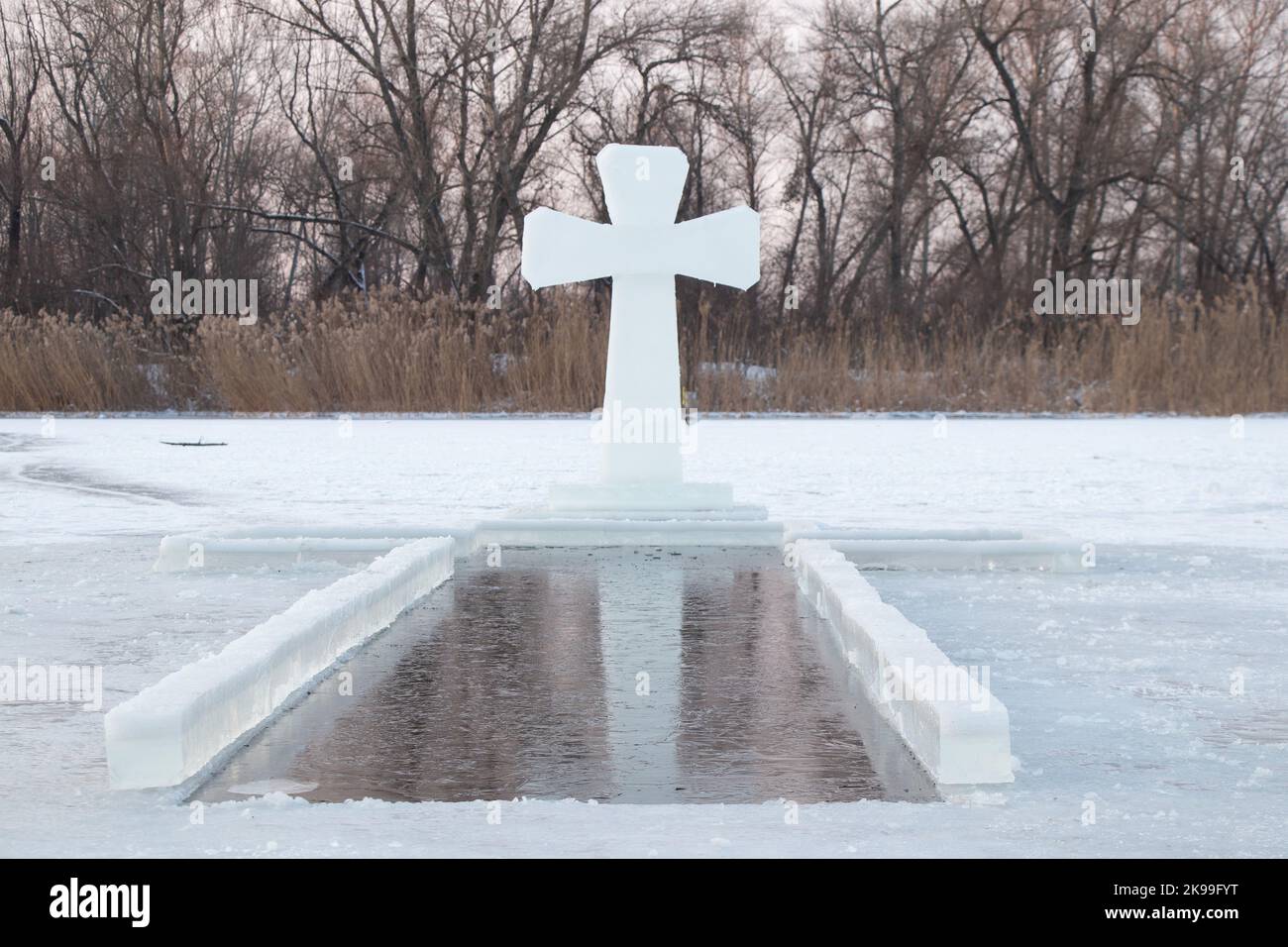 Croce di ghiaccio sul fiume Dnieper in Ucraina nella città Dnieper sul fiume, fede, religione, tradizione annuale Foto Stock