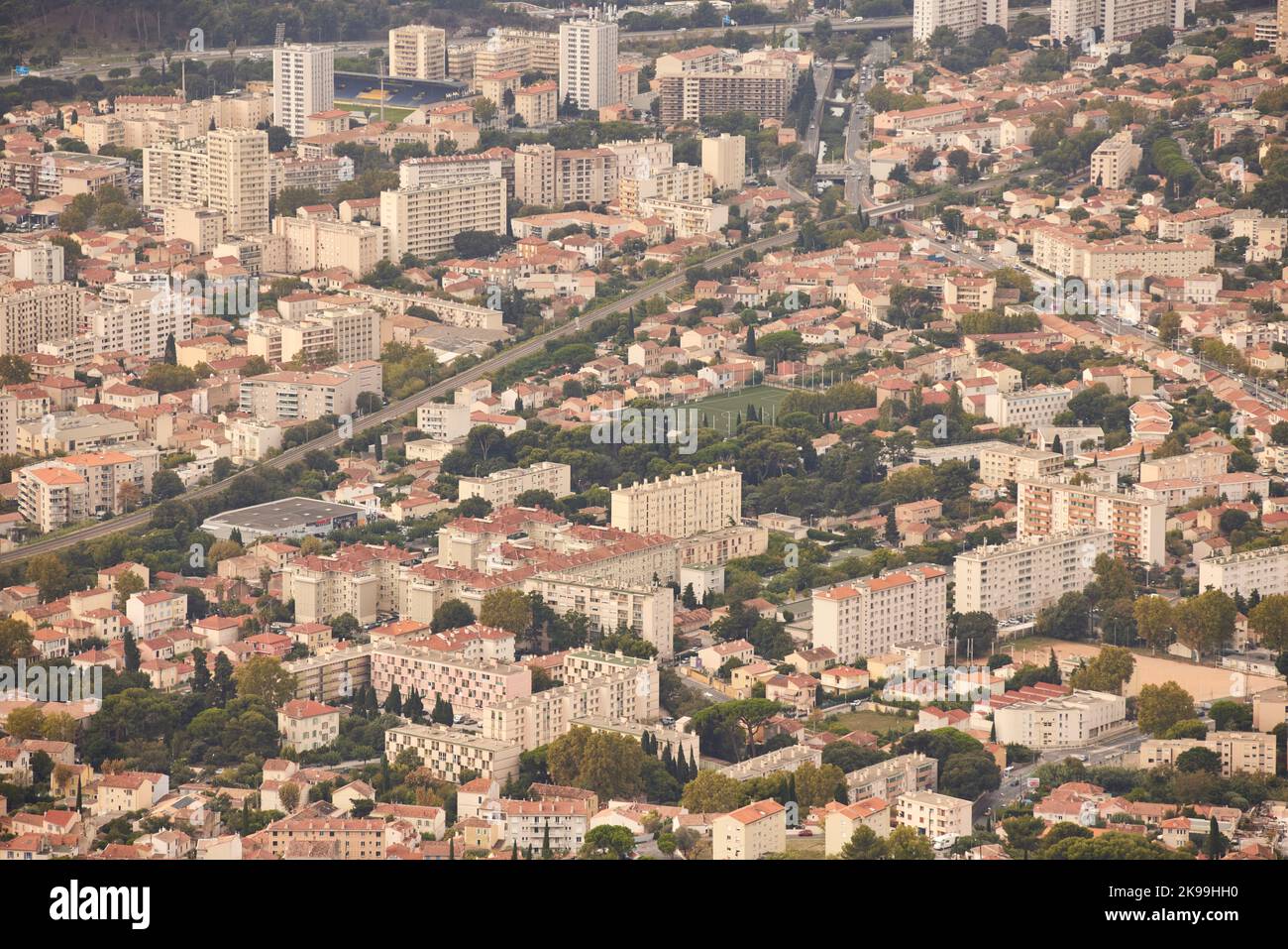 Porto di Tolone sulla costa mediterranea della Francia meridionale, appartamenti e appartamenti in centro città dall'alto Foto Stock