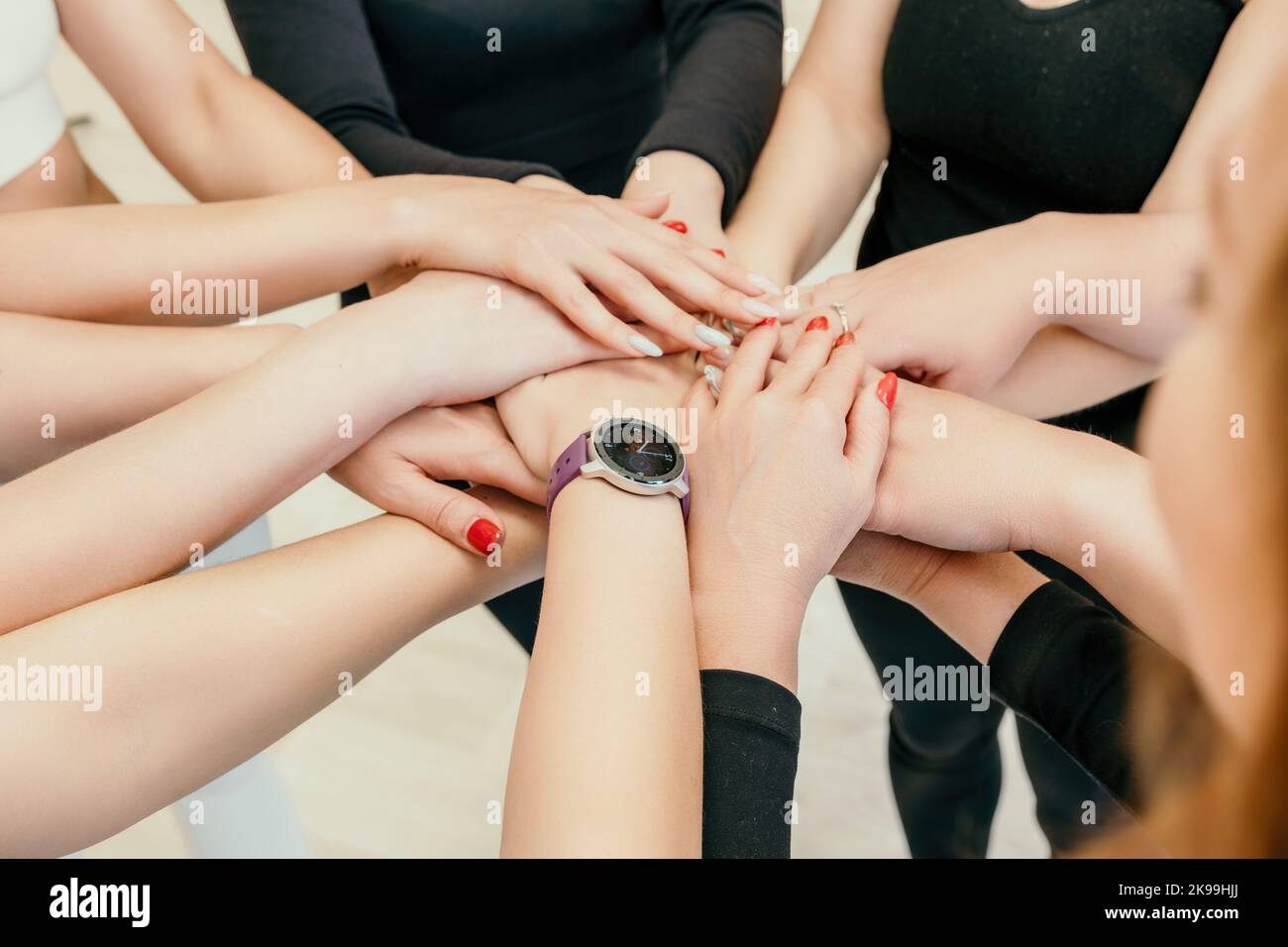 Concetto di partnership e di unità: Donne irriconoscibili nello sport Foto Stock