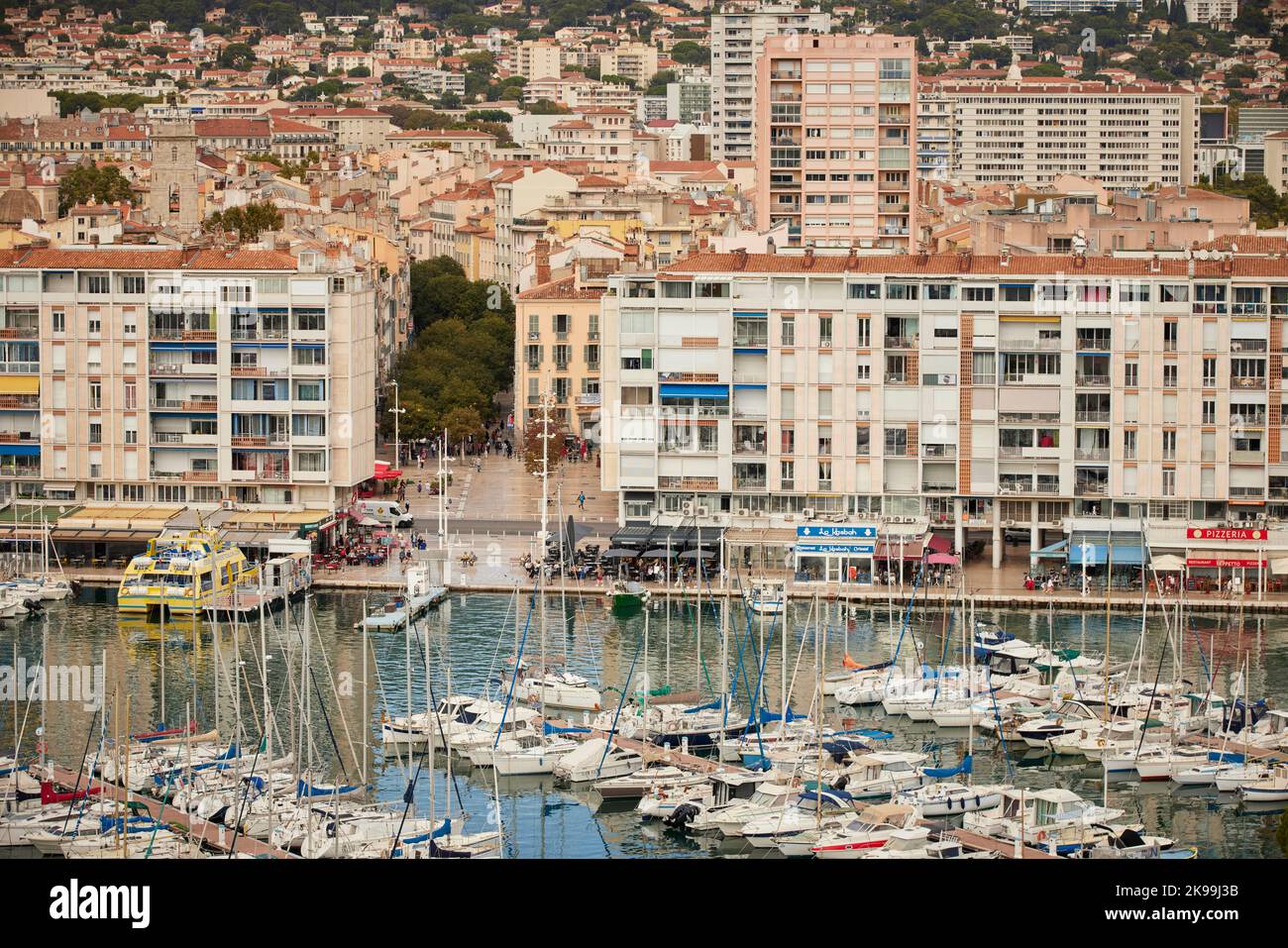 Città portuale di Tolone sulla costa mediterranea della Francia meridionale, porto turistico Foto Stock