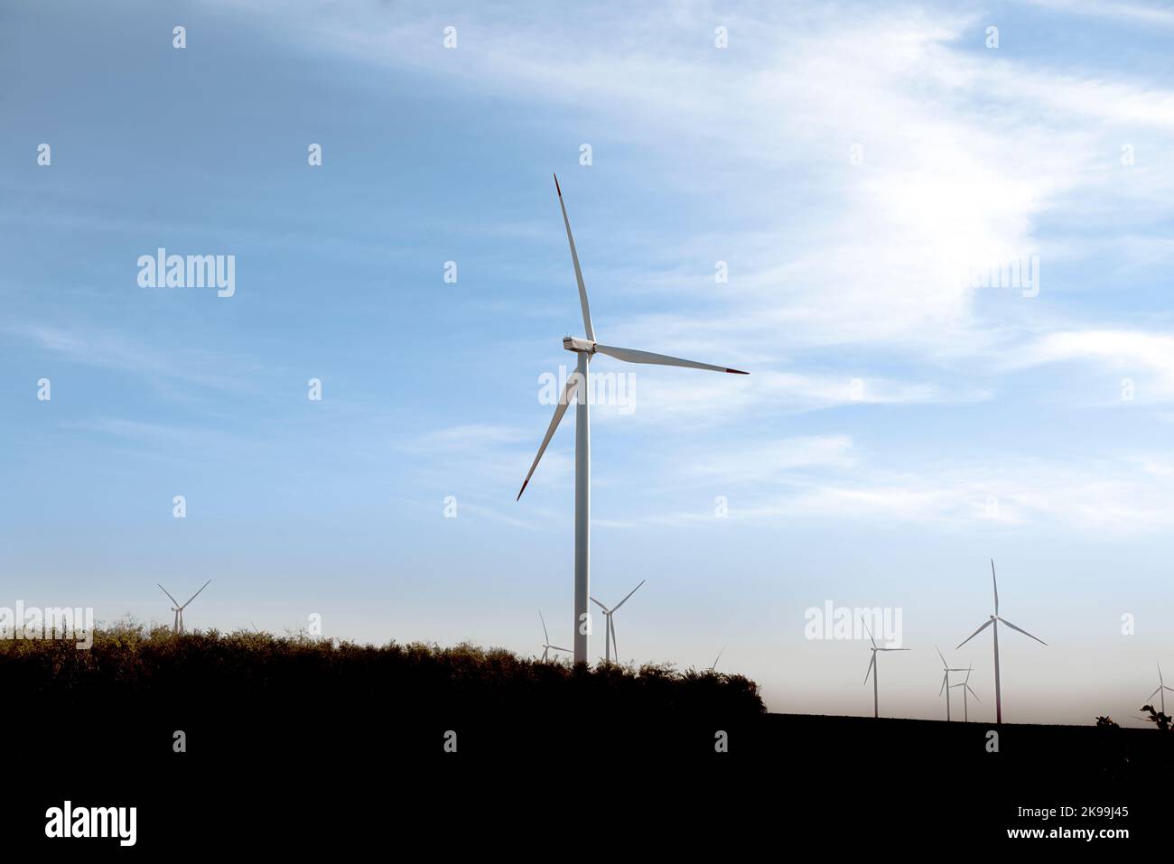 Turbine eoliche a energia sostenibile in un parco eolico Foto Stock