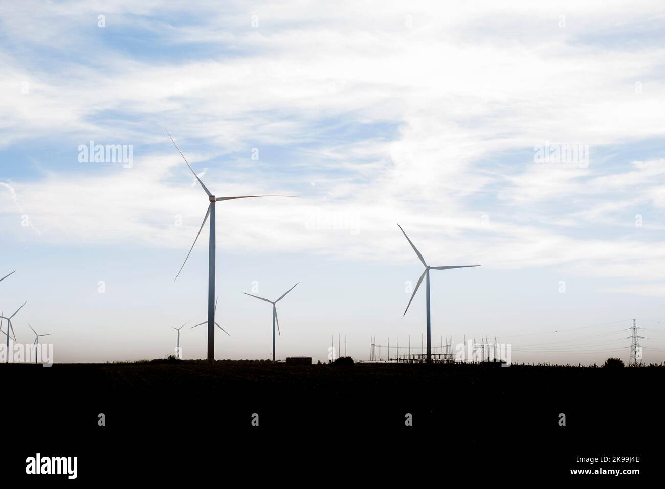 Turbine eoliche a energia verde in un parco eolico Foto Stock
