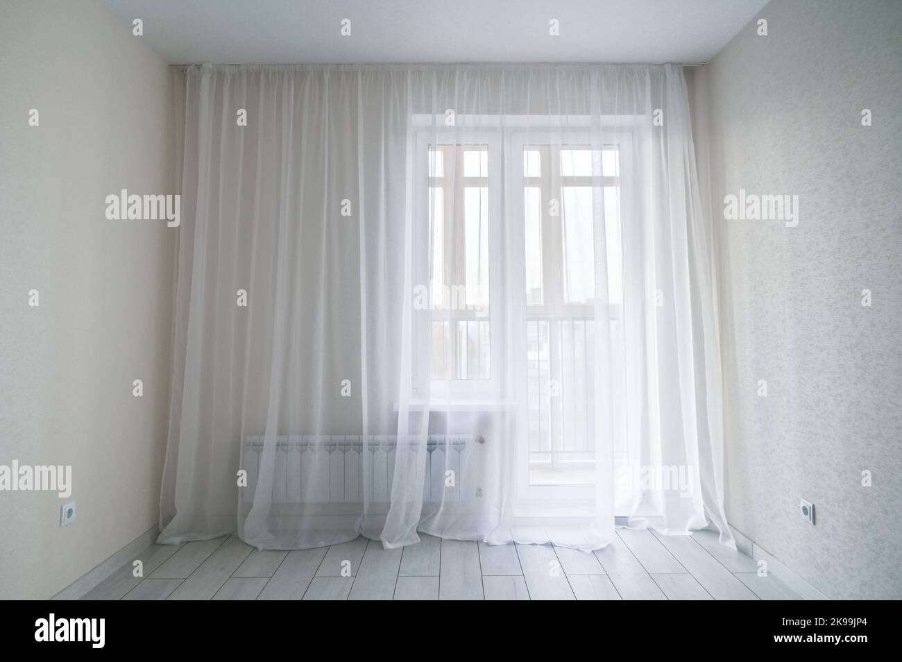 Bianco vuoto moderno interno camera con finestra e balcone. Finestra in piccolo, sfondo economico stanza. Camera vuota con finestra Foto Stock