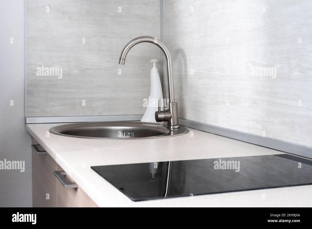 Moderno cucina bianca pulito design interno. Vista ravvicinata. Cucina economica dal design minimale. Spazio copia Foto Stock