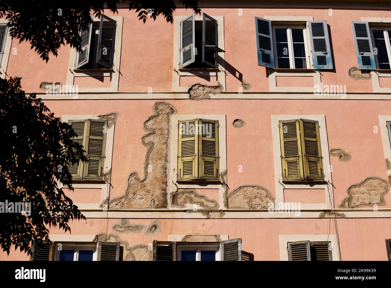 Città portuale Ajaccio capitale della Corsica, isola francese nel Mar Mediterraneo. Appartamento tipico con persiane e danni intonaco Foto Stock