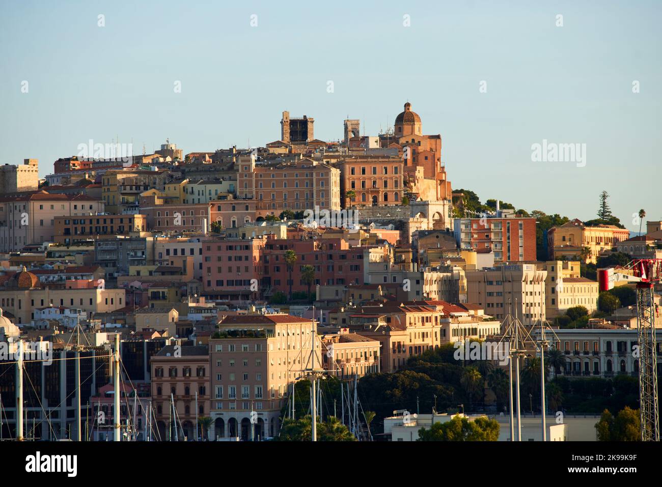 Città portuale Cagliari capitale dell'isola mediterranea italiana della Sardegna. Skyline della zona di Bastione di Santa Caterina Foto Stock