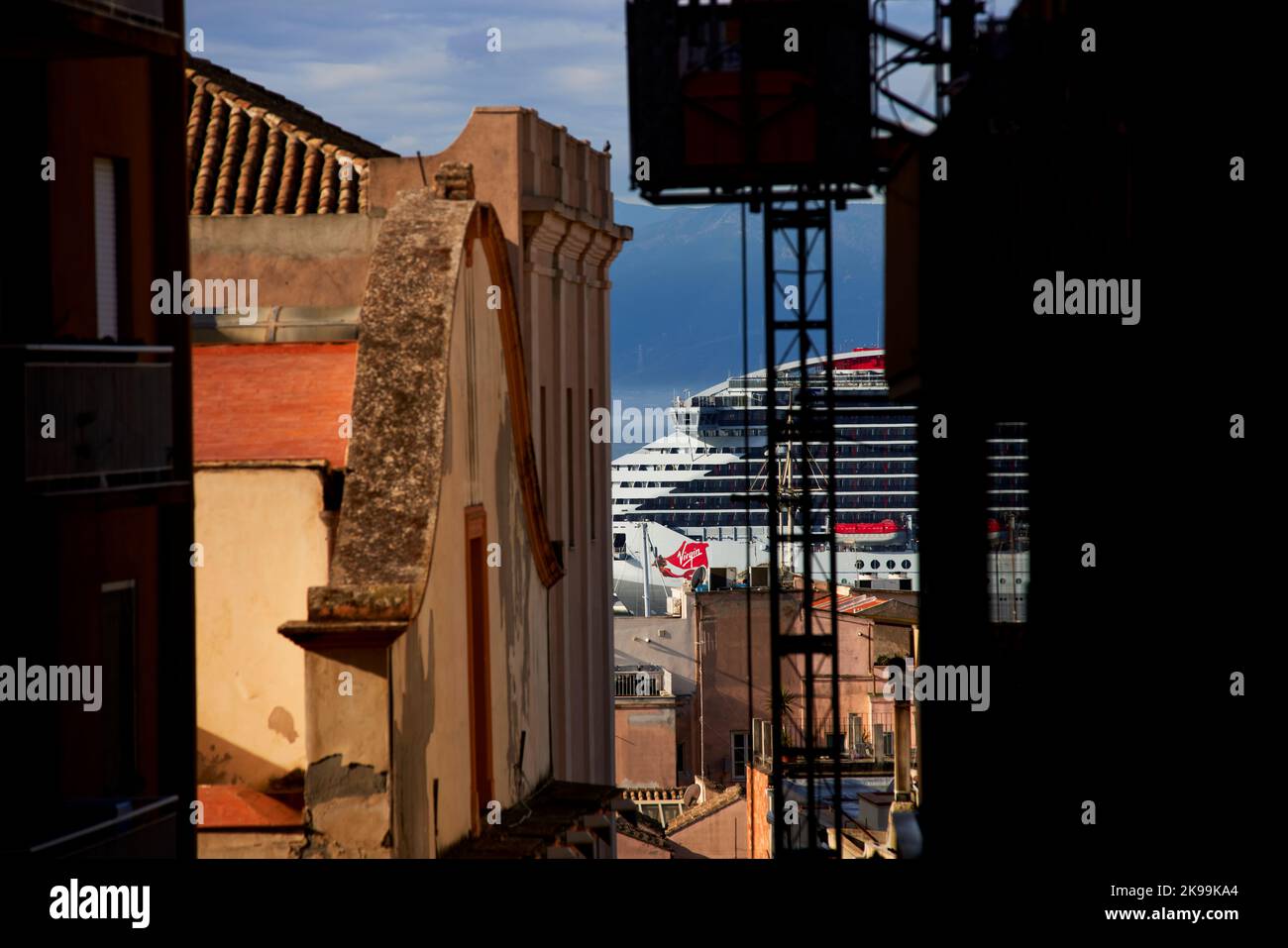 Città portuale Cagliari capitale dell'isola mediterranea italiana della Sardegna. Valiant Lady è una nave da crociera gestita da Virgin Voyage Foto Stock