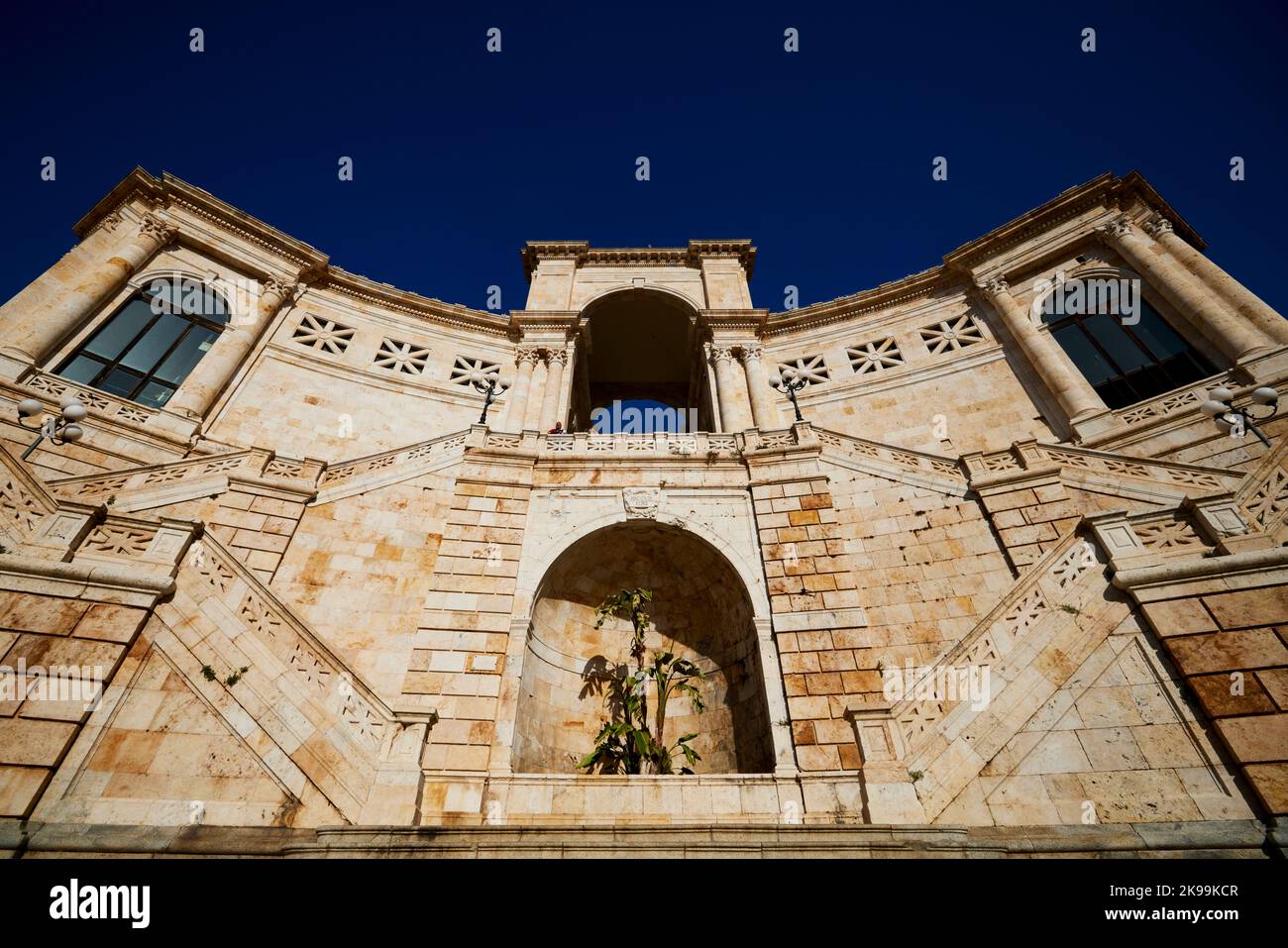 Città portuale Cagliari capitale dell'isola mediterranea italiana della Sardegna. Bastion Saint Remy Landmark Structure pietra calcarea arco & pilastri, t Foto Stock