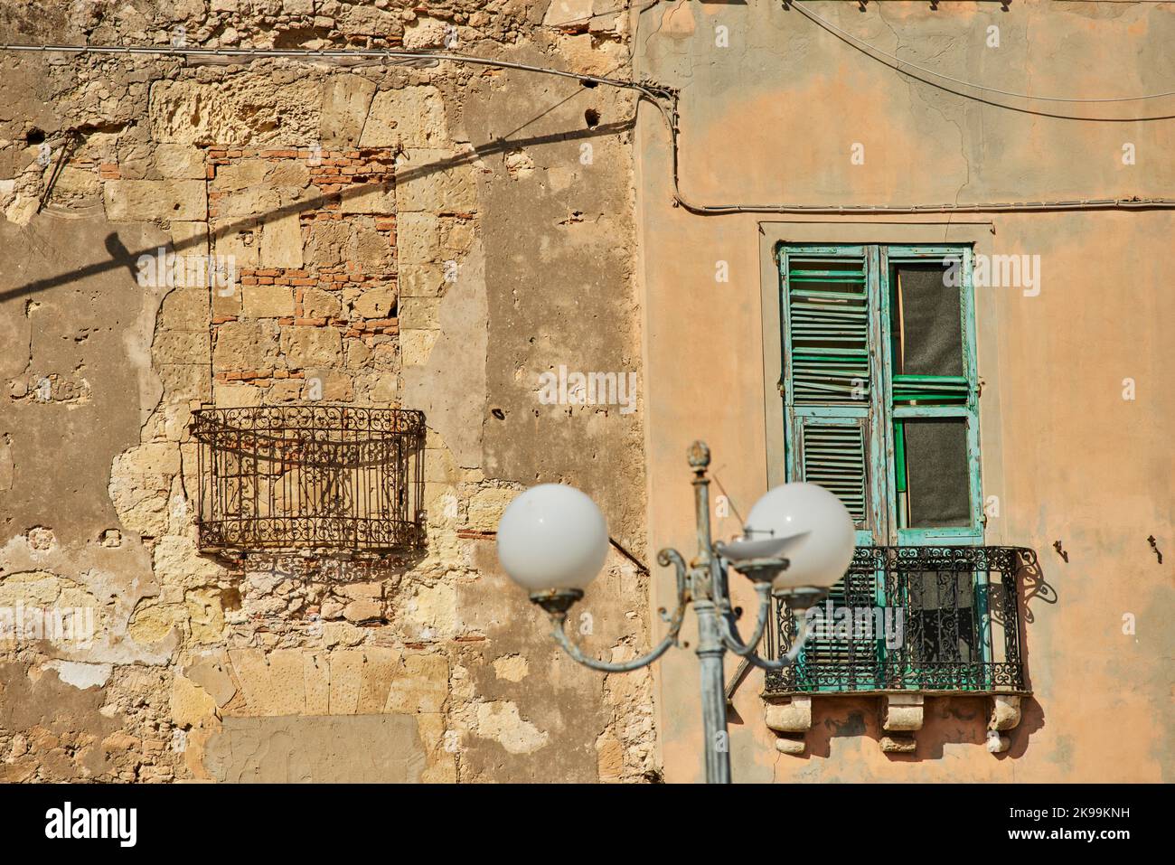 Città portuale Cagliari capitale dell'isola mediterranea italiana della Sardegna. finestra dell'appartamento bloccata Foto Stock