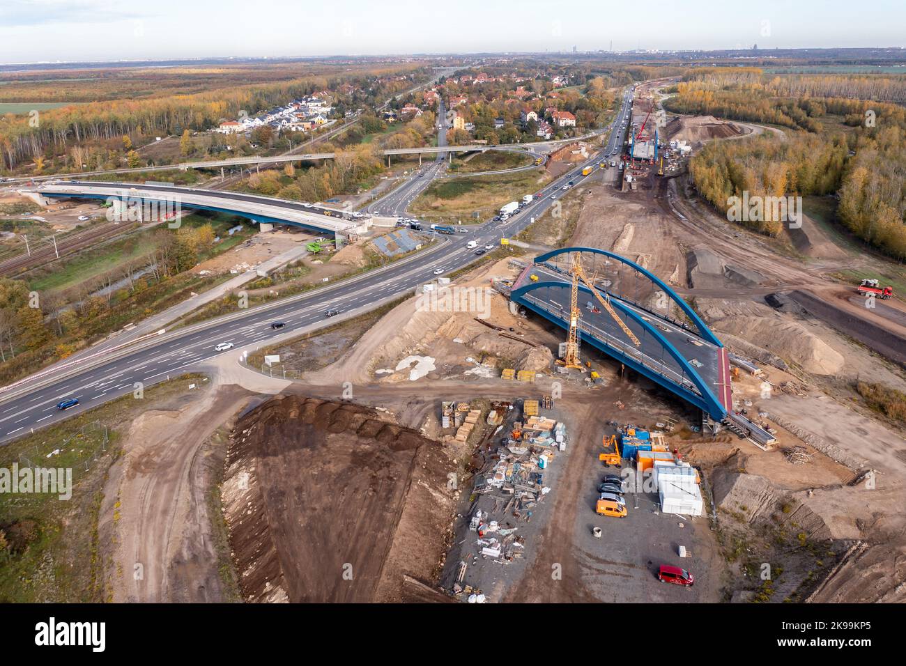 26 ottobre 2022, Sassonia, Großdeuben: Vista del futuro incrocio di Zwenkau sul futuro A72 tra Lipsia e Chemnitz. Anche l'ultima sezione costruttiva 5,2 è la più complicata di tutte. Quasi tutto il percorso si svolge sul sito di una ex miniera a cielo aperto e deve essere compattato ampiamente in anticipo. Questo rende anche la costruzione del ponte molto più difficile. (Fotografia aerea con drone) Foto: Jan Woitas/dpa Foto Stock