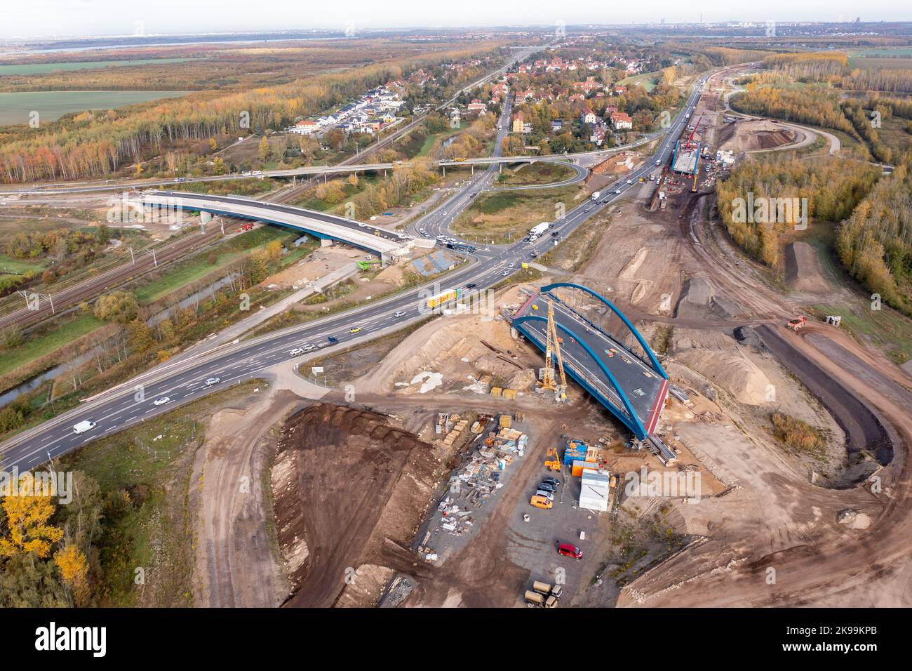 26 ottobre 2022, Sassonia, Großdeuben: Vista del futuro incrocio di Zwenkau sul futuro A72 tra Lipsia e Chemnitz. Anche l'ultima sezione costruttiva 5,2 è la più complicata di tutte. Quasi tutto il percorso si svolge sul sito di una ex miniera a cielo aperto e deve essere compattato ampiamente in anticipo. Questo rende anche la costruzione del ponte molto più difficile. (Fotografia aerea con drone) Foto: Jan Woitas/dpa Foto Stock