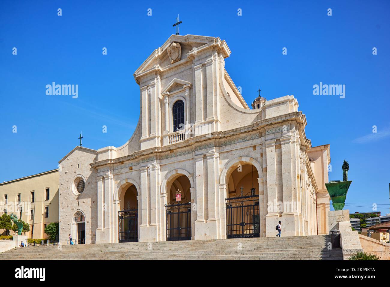 Città portuale Cagliari capitale dell'isola mediterranea italiana della Sardegna. Santuario di nostra Signora di Bonaria, e. Foto Stock